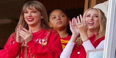 Taylor Swift Stars Dances With Donna Kelce Chiefs Playoff Victory